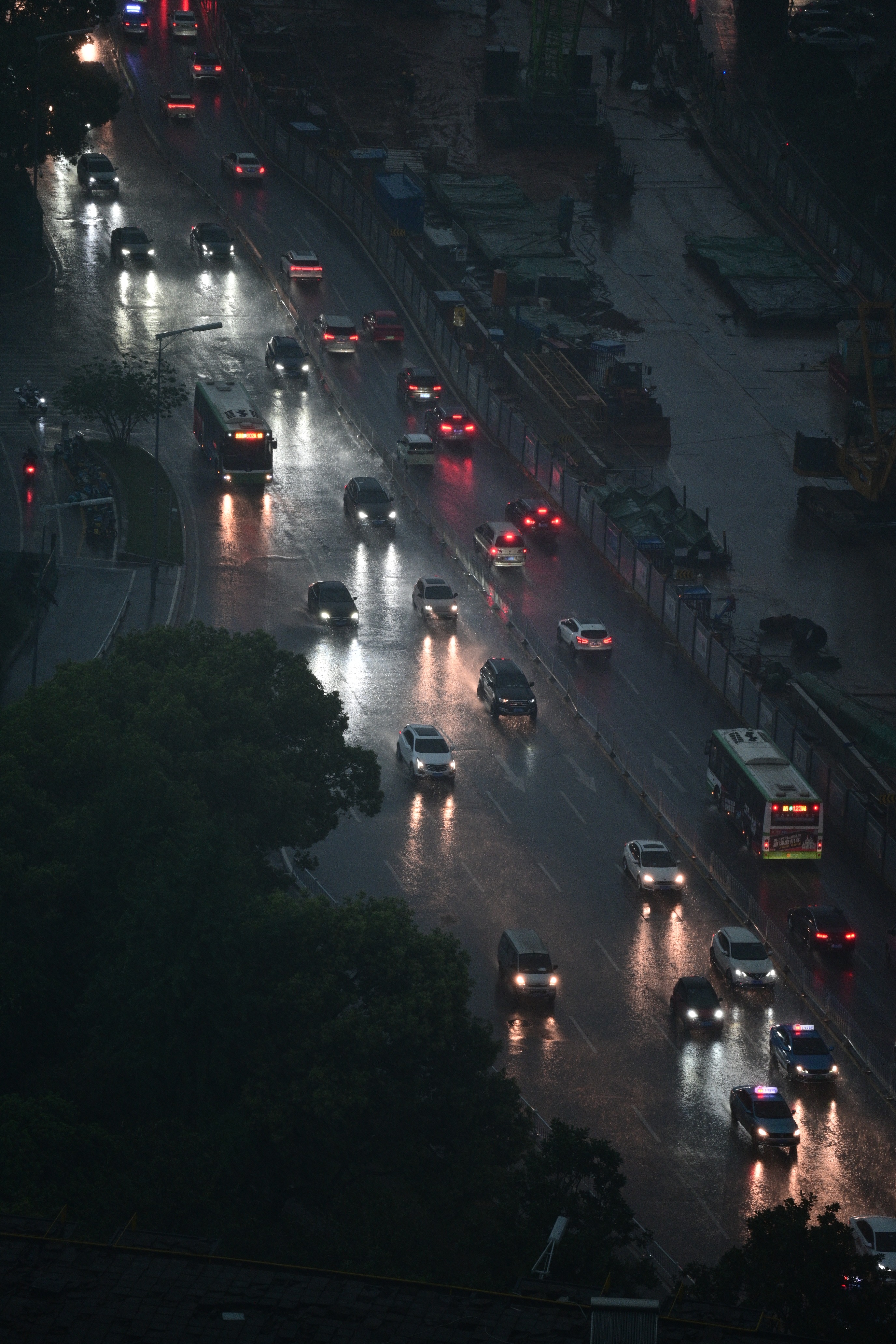 图集丨长沙大暴雨白天秒变黑夜!网友:是去上晚班的