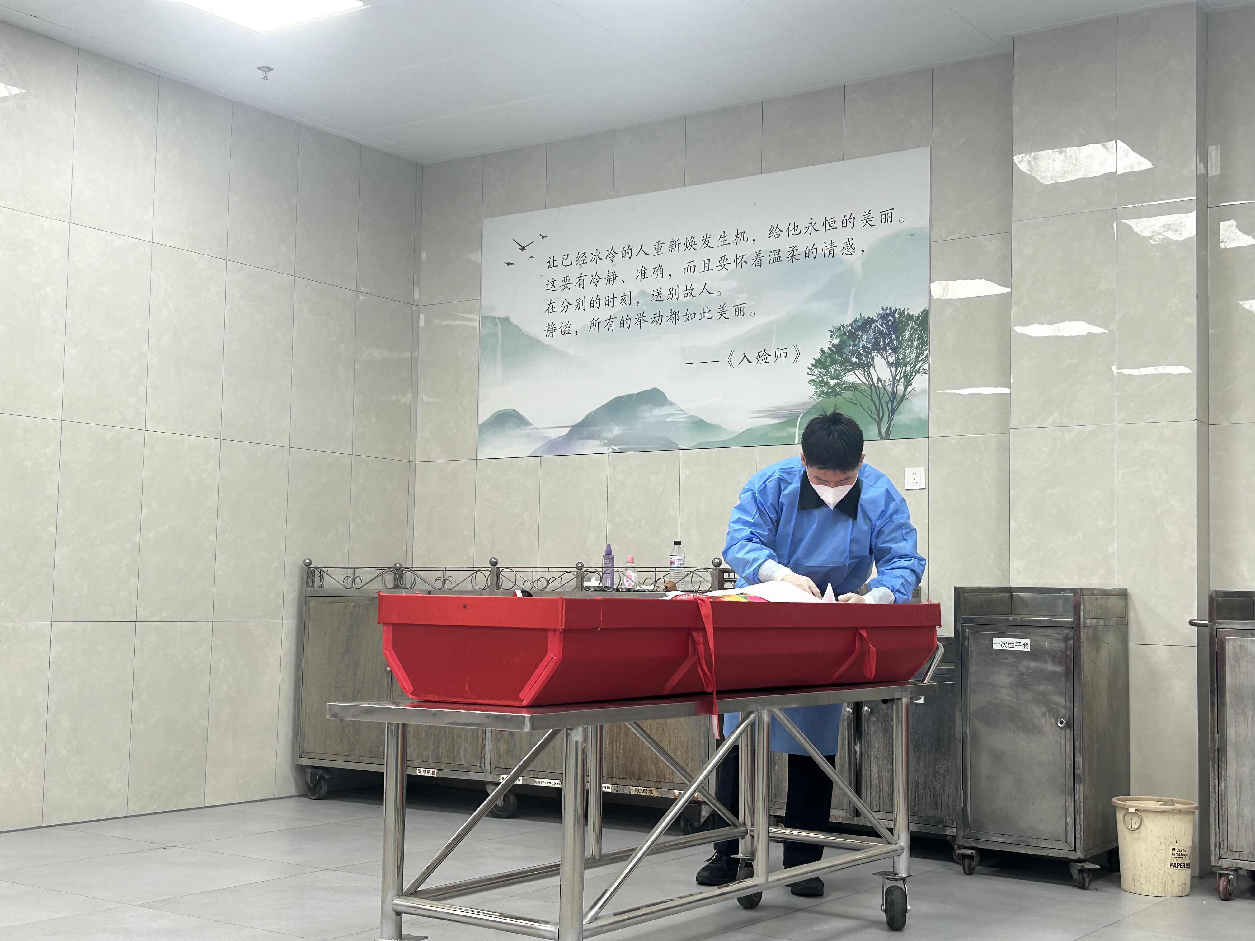 殡仪馆来了批年轻人:播音,表演专业的男孩女孩,在这里找到了新职业