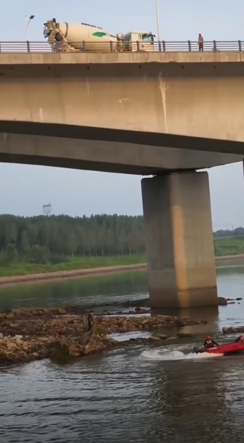 大人带小孩河边露营烧烤,三小孩落水一人失踪 目击者:往河中间走过程中失控