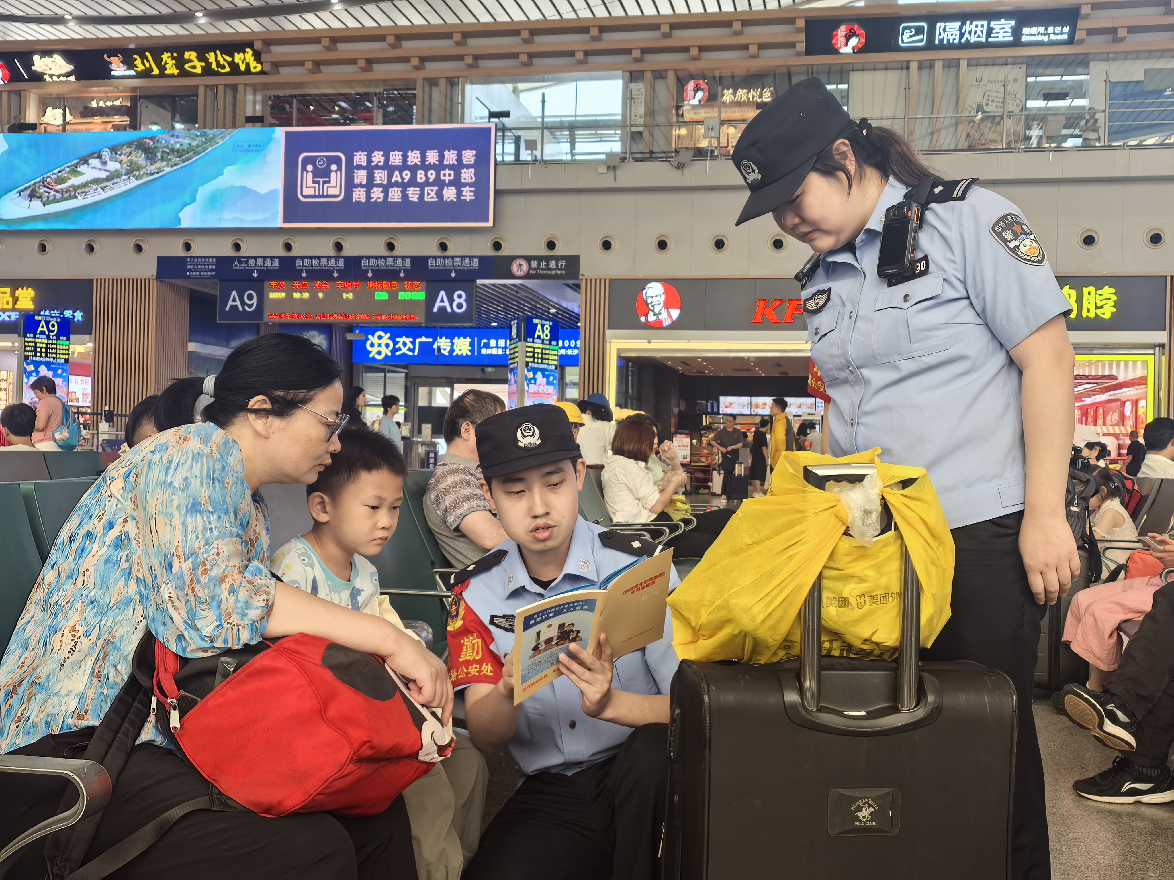 端午假期,长沙南站派出所全体民辅警坚守一线,用汗水诠释责任,以行动