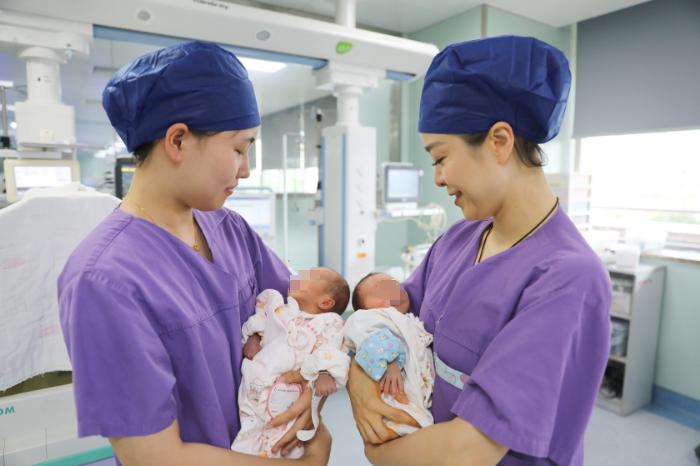 52岁极高龄女子成功诞下龙凤胎